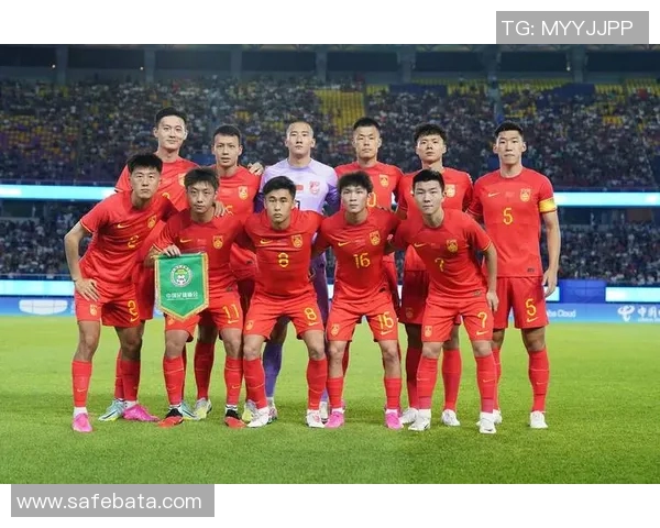 中国蓝队迎战卡塔尔力争胜利展现足球风采与团队精神